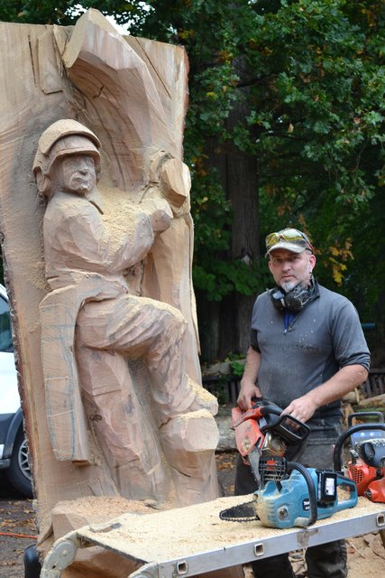 Jörg Bäßler aus dem Erzgebirge mit seinem Kunstwerk