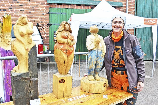 Kettensägen-Künstlerin Sylvia Itzen hatte zum "Nordheide Cup" im Kettensägen eingeladen