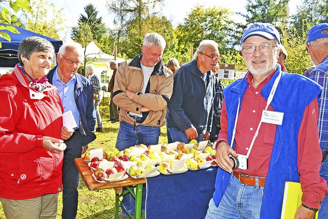 Dietrich Westphal (re.) beantwortete alle Fragen der interessieten Äpfel-Freunde