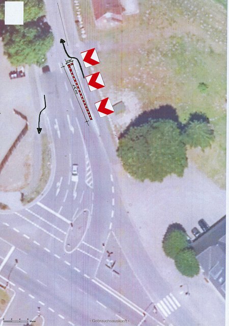 An den Haupteinfahrtsstraßen sollen die Radler mit Hilfe von Kunststoff-Baken auf die Fahrbahn geleitet werden | Foto: Irmer