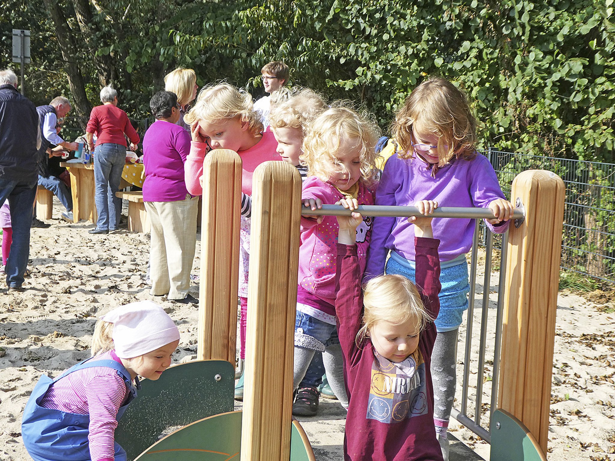 Gemeinde und Eltern sanierten gemeinsam Spielplätze in Toppenstedt und