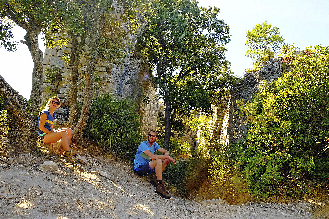 Lisa und Timo auf einer Wanderung zu einer Ruine am Pic Saint Loup Lisa Fischbach/Timo Umland
