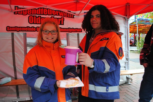 Pia (li.) und Sophie von der Jugendfeuerwehr Oldendorf am Waffelstand
