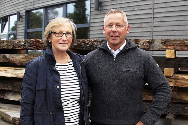 Karin Eckhoff (Kreishandwerkerschaft) und Sven Balck (Obermeister der Zimmerer-Innung) setzen das neue Konzept um