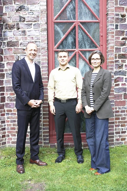 Dr. Björn Hoppenstedt (li.) und Museumsdirektorin Dr. Gudula Mayr begrüßen mit Thore Tanger das jüngste Mitglied des Bossard-Freundeskreises | Foto: Kunststätte Bossard