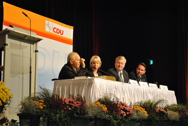 Auf dem Podium in der Stadthalle (v. li.): Dr. Wolfgang Schäuble, Britta Witte vom CDU-Kreisverband Harburg-Land, Landtagskandidat Bernd Althusmann sowie Landtagsabgeordneter und Winsens Vize-Bürgermeister André Bock