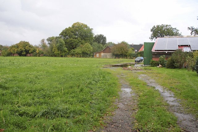 Potenzielles Bauland in der Dorfmitte: Die frühere Weide von Bauer Bernd Hinrichs gehört jetzt einer Reeder-Familie