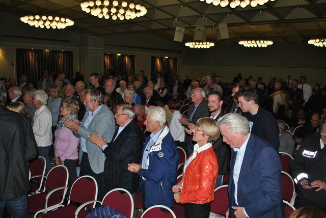 Beeindruckt vom Redner: Die Zuhörer in der nur gut halb gefüllten Stadthalle applaudieren Dr. Wolfgang Schäuble