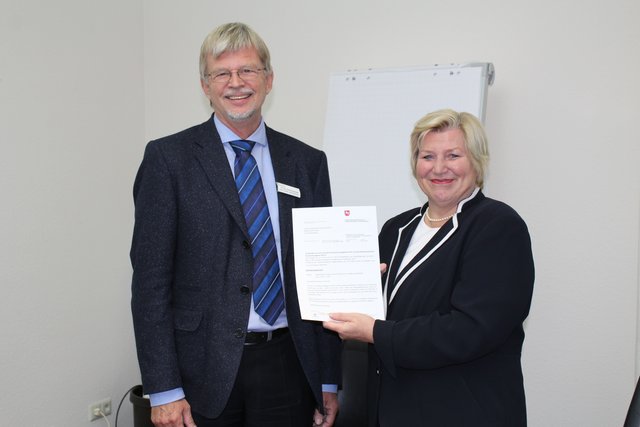 Gesundheitsministerin Cornelia Rundt überreichte den 
Fördermittelbescheid über 9 Millionen Euro an Ginsterhof-Geschäftsführer Prof. Dr. med. Christoph Schmeling-Kludas