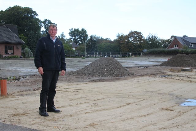Johann Schlichtmann auf dem erschlossenen Baugrundstück an der Sunder Straße, wo vier Einfamilienhäuser entstehen