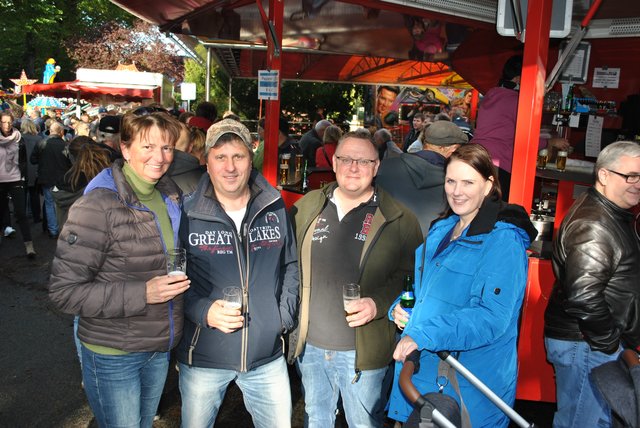 Genossen das Markttreiben (v. li.): Diana und Olaf Loll sowie Markus und Tanja Hellwig aus Wulfsen