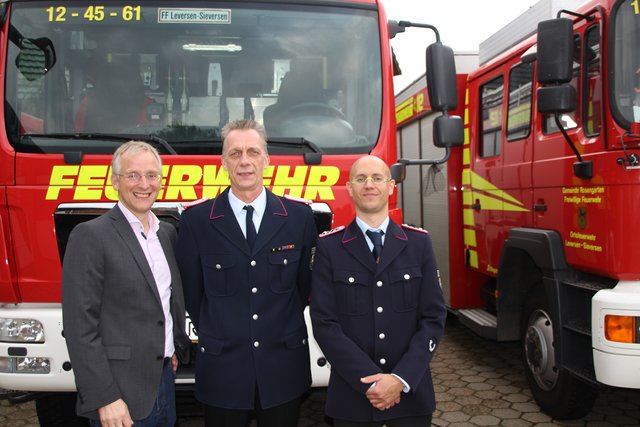 Über die Auszeichnung freuen sich (v. li.): Maximilian Leroux, stv. Bürgermeister Rosengarten, Andreas Schubert und Ortsbrandmeister Karsten Westphal | Foto: Köhlbrandt