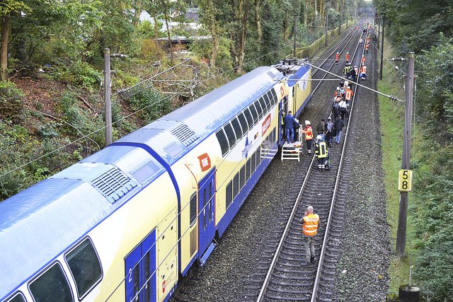 Wegen Bäumen auf den Gleisen mussten beim Orkan "Xavier" die Fahrgäste des Metronom evakuiert werden