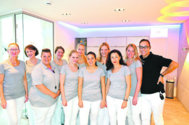 Dr. Norman Kock mit dem Praxisteam (v.li.): 
Susanne Wanagat, Martina Sternberg-Hoth, 
Maria Mühlenbruch, Jana Kohl, Daniela Lammers, Tanja Huß, Gina Perenadondo, Pamela Bergmann, Zahnärztin Olgica Bajus und Elvira Kock