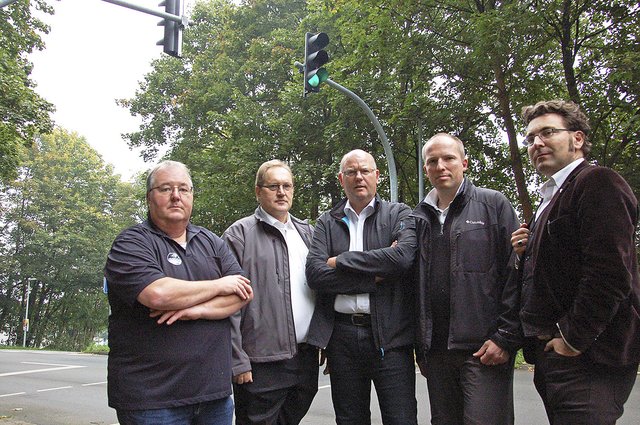 Enttäuscht über die Entwicklung des Themas Radfahren an der Wulmstorfer Straße (v. li.): Matthias Groth (DLRG), Hartmut Wiegers (Schützenverein), Joachim Czychy (TVV), Tobias Handtke (SPD) und Pastor Dr. Florian Schneider