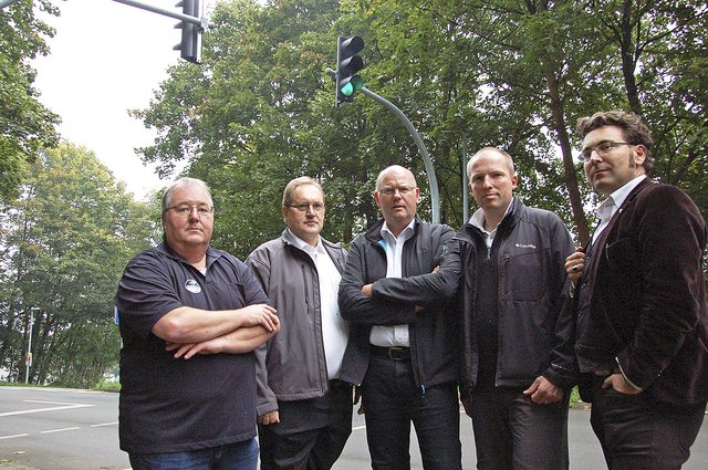 Enttäuscht über die Entwicklung des Themas Radfahren an der Wulmstorfer Straße (v. li.): Matthias Groth (DLRG), Hartmut Wiegers (Schützenverein), Joachim Czychy (TVV), Tobias Handtke (SPD) und Pastor Dr. Florian Schneider | Foto: SPD