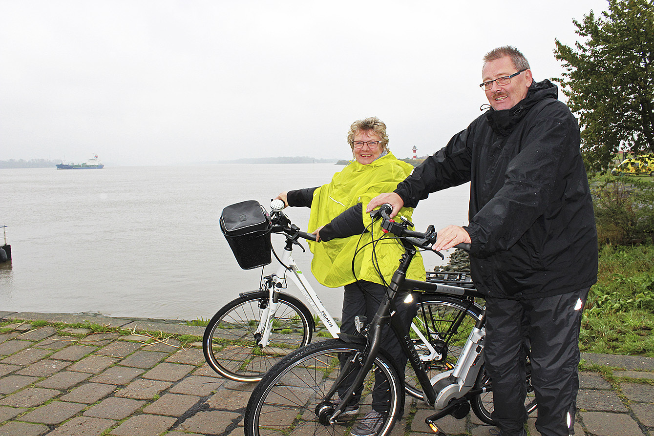 Kamen von Stade mit dem E-Bike an den Lühe-Anleger: Maria und Alfred Meß aus dem
Münsterland