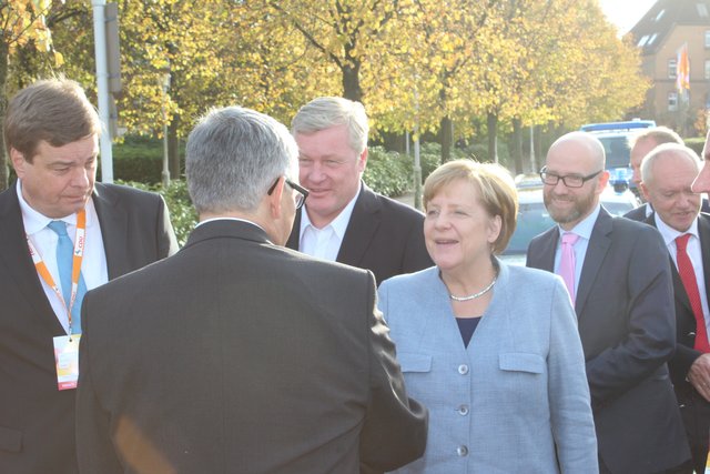 Landrat Michael Roesberg begrüßt Kanzlerin Angela Merkel | Foto: Elsen