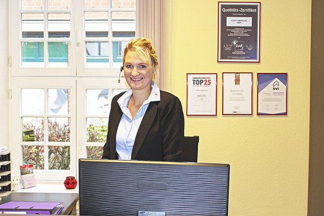 Jennifer Grunert arbeitet am Empfang und ist die Assistentin der
Geschäftsleitung