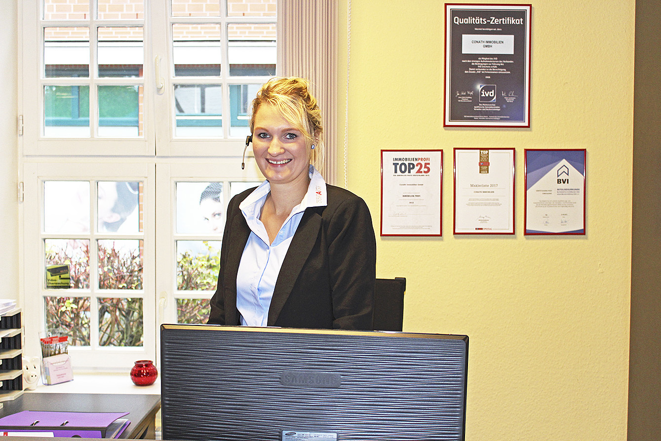 Jennifer Grunert arbeitet am Empfang und ist die Assistentin der
Geschäftsleitung