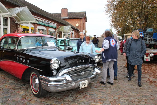 Über die schicken Oldtimer kamen die Besucher ins Gespräch | Foto: Lena Stehr