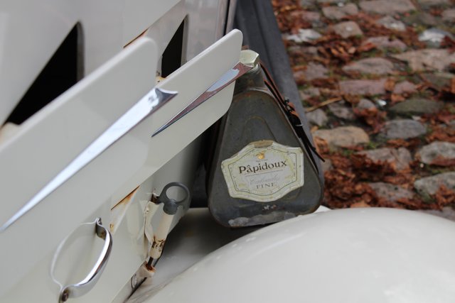 "Reservetank" am alten Peugeot: Aufzufüllen mit Calvados | Foto: Lena Stehr