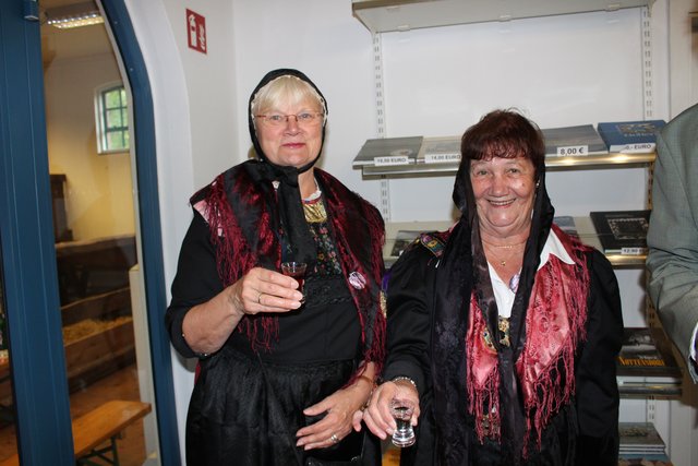 Prost Jahrmarkt: Eveline Bansemer (li.) und Annemarie Draack begrüßten die Gäste beim offiziellen Startschuss für den Herbstmarkt mit einem Schnäpschen - Standesgemäß in Tracht | Foto: Lena Stehr