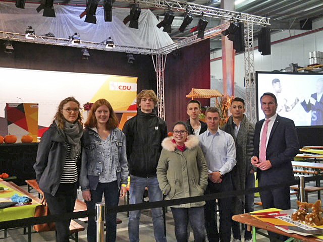 Über eine WOCHENBLATT-Verlosungsaktion ermöglichte der Landtagsabgeordnete André Bock (re.) insgesamt zehn Schülern, an der Kundgebung teilzunehmen | Foto: Bock