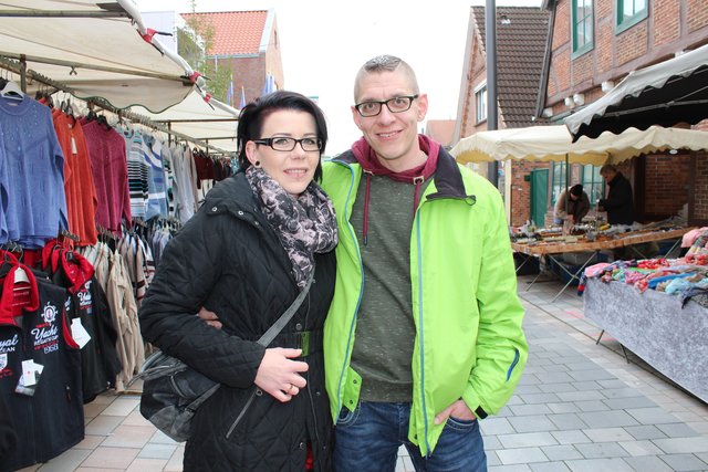 Bummelten schon morgens über die bunte Meile: Beatrice Weber und Günther Schmidt aus Buxtehude | Foto: Lena Stehr