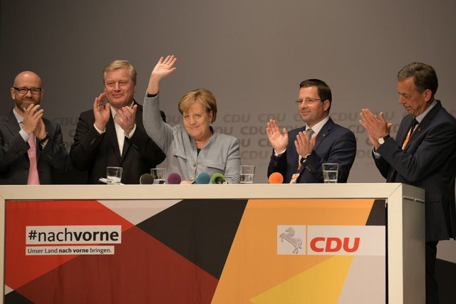 Merkel eingerahmt von Generalsekretär Peter Tauber (v.li.), Bernd Althusmann, Kai Seefried und Helmut Dammann-Tamke | Foto: Elsen