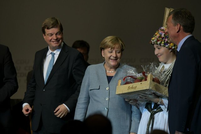 Die Altländer Blütenkönigin überreicht Merkel eine Kiste mit Boskoop-Äpfeln - ihrer Lieblingssorte | Foto: Elsen