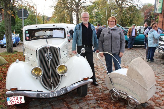 Einer von vielen Hinguckern bei der Oldtimer-Ausstellung am Bahnhof: Hartmut Froelich und Heike Steen aus Fredenbeck mit ihrem 1935-er Peugeot 301 und Kinderwagen aus den 1950er Jahren | Foto: Lena Stehr