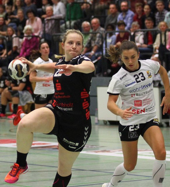 In diesem Laufduell hat sich Lynn Schneider (li.) gegen Simona Nikolovsja vom Gästeteam durchgesetzt