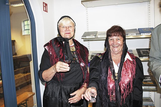 Prost Jahrmarkt: Eveline Bansemer (li.) und Annemarie Draack begrüßten die Gäste beim offiziellen Startschuss für den Herbstmarkt mit einem Schnäpschen - Standesgemäß in Tracht