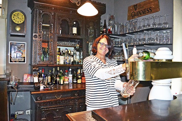 Silke Bostelmann am Zapfhahn im "To'n Dieckhof"