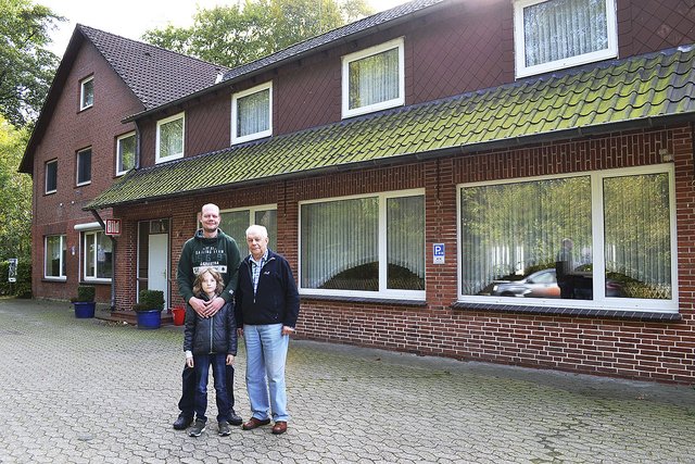 Stephan und Gernot Lohmann (re.) mit Mika (7) vor dem früheren Landgasthaus Lohmann