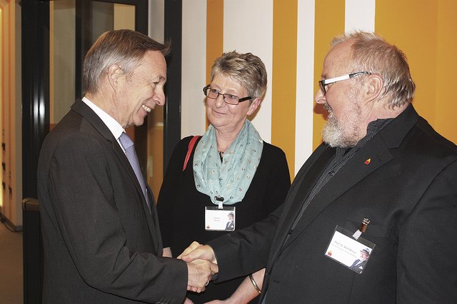 Vor der Verabschiedung am Kiekeberg: Prof. Dr. Rolf Wiese (v. re.) und seine Frau Giesela begrüßen Heinz Lüers, Vorstandsvorsitzender der Sparkasse Harburg-Buxtehude