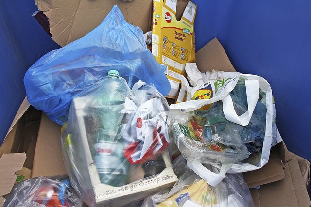 PET-Flaschen, Essensreste, Plastiktüten - nichts von alledem gehört ins Altpapier