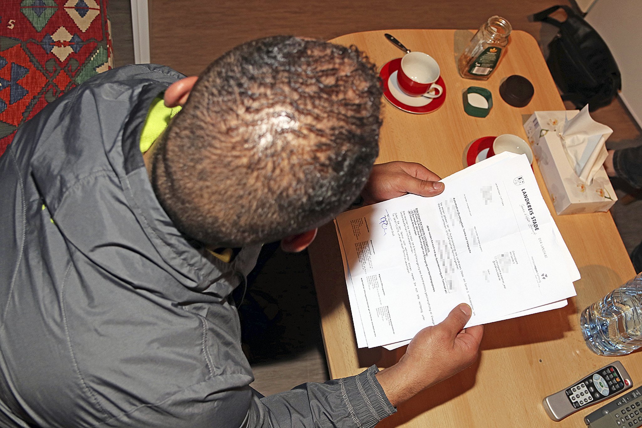 Das Dilemma der Geduldeten: Ohne Pass kein Job, mit Pass droht die ...