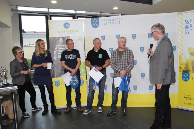 Ehrung der drei Besten: Günter Hildebrandt (3.v. li.), Ralf Richter  (4.v. li.) und Frank Meyer (5.v. li.)