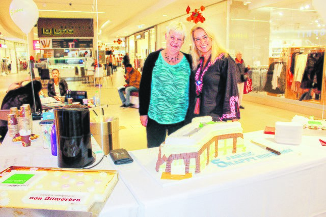 Gabriele Klautzsch (li.) verkaufte Geburtstagskuchen für den guten Zweck, während Anna Laudien für die passende Dekoration in der Buchholz Galerie sorgte