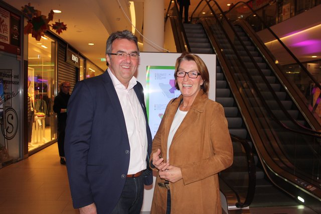 Jörg Gehrigk (Haspa) und Dörte Cohrs (Regionalpark Rosengarten)
