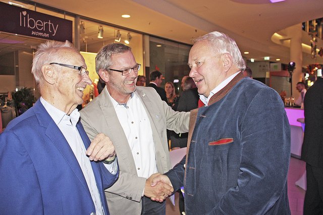 Politiker unter sich: (v. li.) Arno Reglitzky (FDP) und Frank Piwecki (SPD) gratulierten Heiner Schönecke (CDU) zum Wiedereinzug in den Landtag