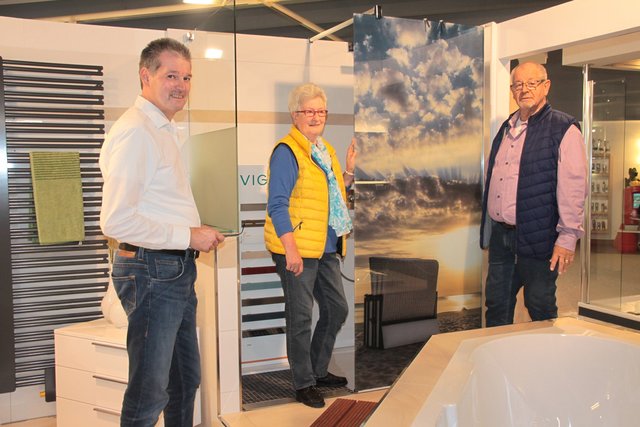 Duschtrennwände mit Fotomotiv gibt es bei Cordes und Graefe: die Eheleute Dieter und Gisela Bargsten ließen sich von Ausstellungsleiter Ralph Klintworth (li.) beraten