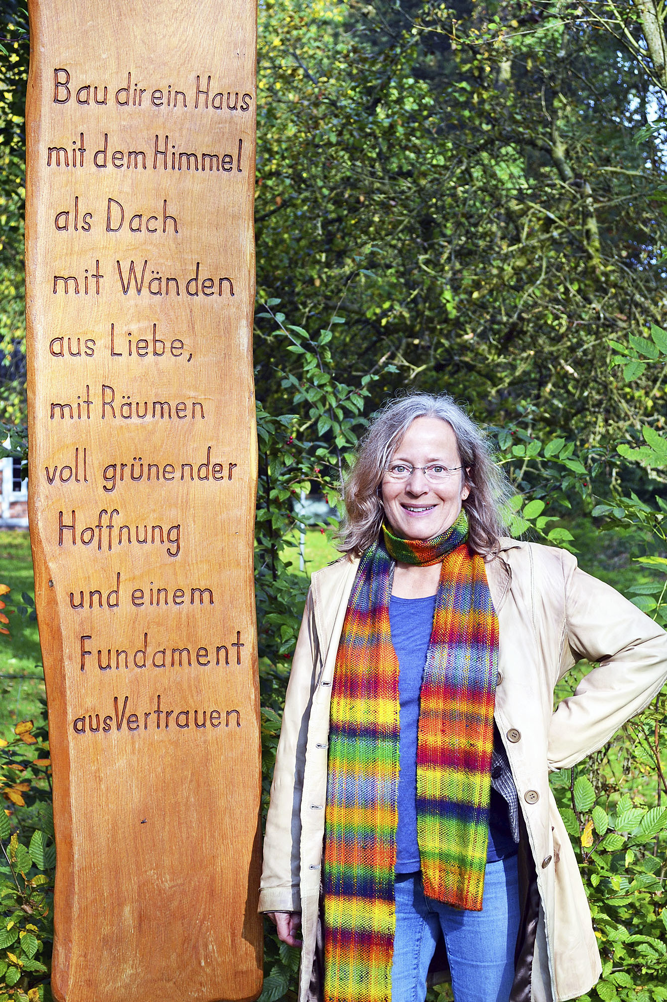 Pastorin Maren Kujawa, hier in dem von Männern der Gemeinde gestalteten Johannespark, arbeitet künftig im Kinderhospiz Löwenherz