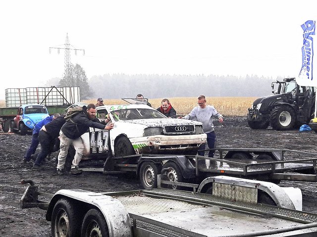 Teilweise mussten die Autos mitsamt Trailer vom Acker geschoben werden, damit sie überhaupt auf die Straße kamen