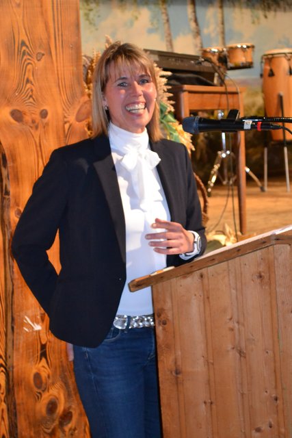 Bettina Brenning, Vorsitzende des Landfrauenvereins Tostedt, freute sich, dass die Schützenhalle bis auf den letzten Platz besetzt war