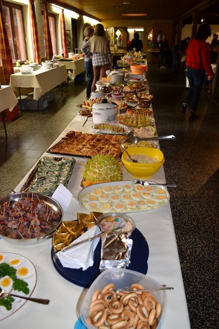 Die Gäste hatten Speisen für das große internationale Buffet gespendet