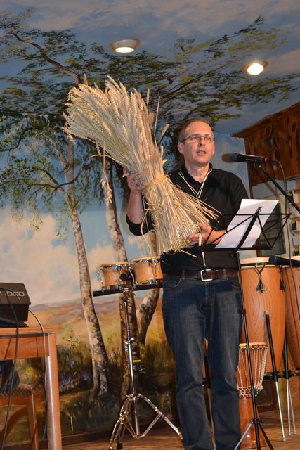 Pastor Gerald Meier ließ die goldenen Garben mit "Hejo, spann den Wagen an"  besingen