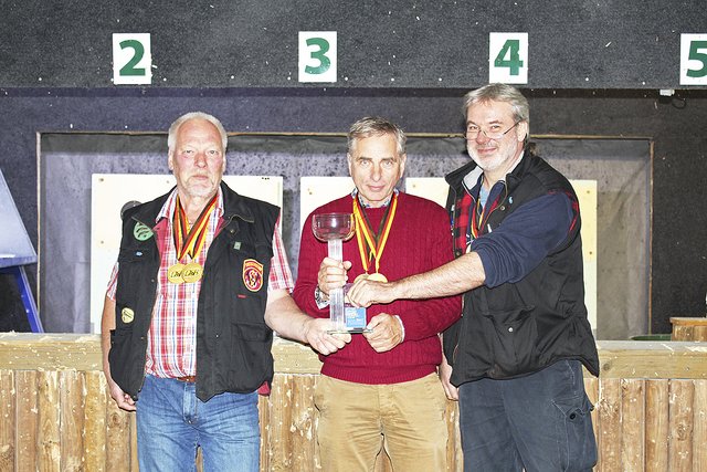 Zeigen stolz ihre Trophäen (v. li.): Klaus-Dieter Benecke, Peter Kurth und Niels Findeisen